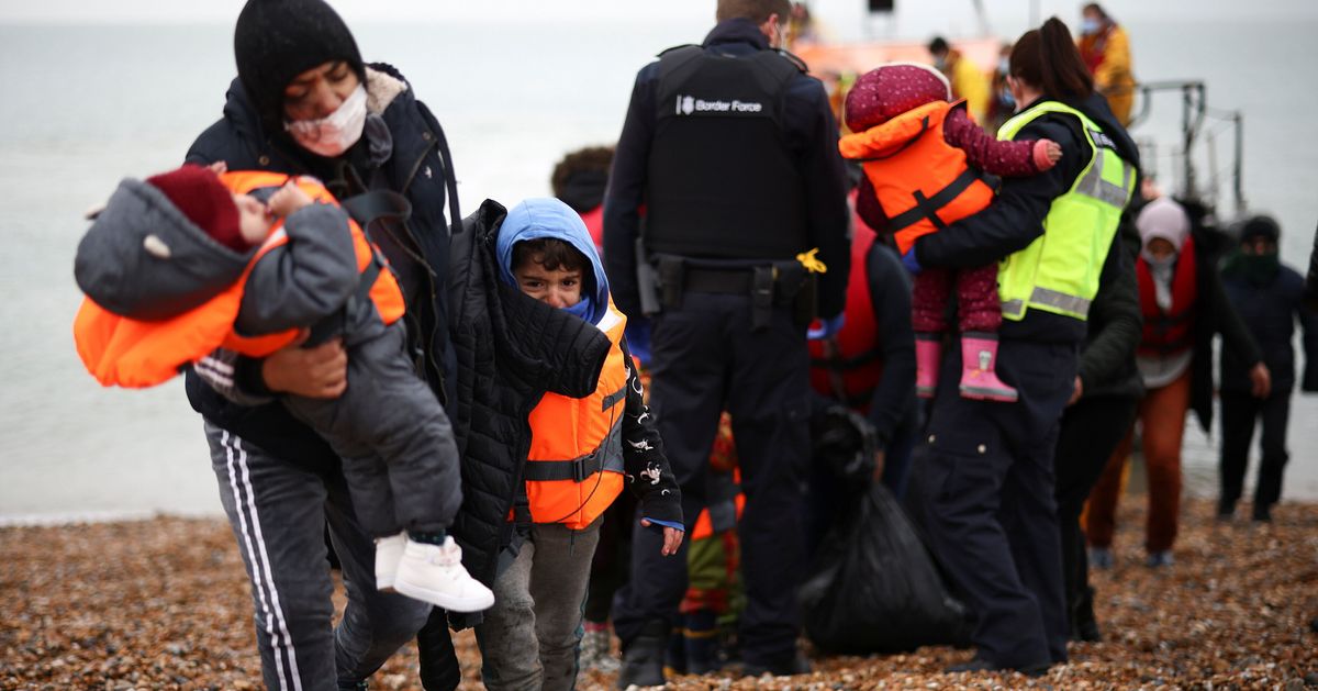 More than 28,000 migrants crossed the Channel in 2021, a record thumbnail