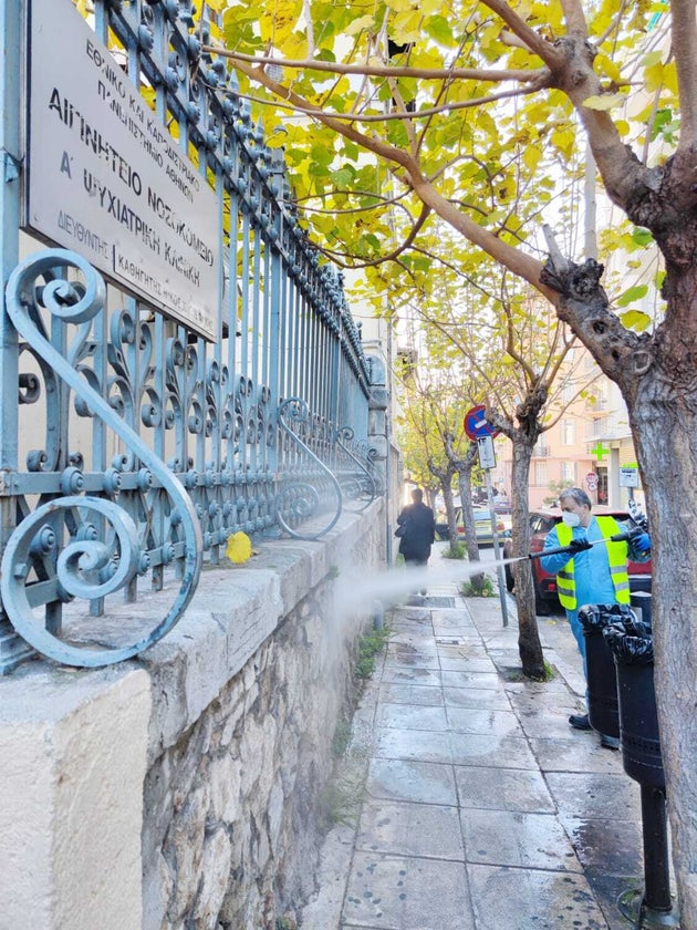 Από τις δράσεις απολύμανσης του Δήμου σε νοσοκομεία της Αθήνας