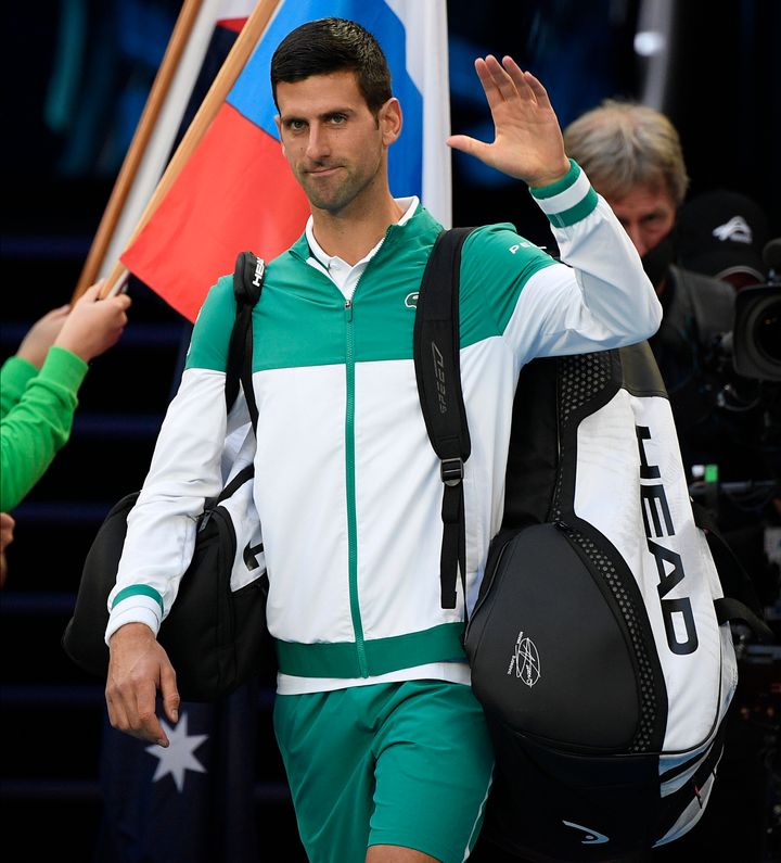 21 Φεβρουαρίου 2021. Ο Νόβακ Τζόκοβιτς χαιρετά καθώς κατευθύνεται στο τεραίνα για να αντιμετωπίσει τον Ρώσο Ντανίλ Μεντβέντεφ στο Οπεν της Αυστραλίας. Feb. 21, 2021.(AP Photo/Andy Brownbill)
