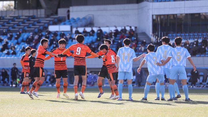 準々決勝・桐光学園(神奈川)-高川学園(山口)。前半、FK時に手をつないで回る「トルメンタ」と呼ばれるトリックプレーをする高川学園の選手ら=1月4日、神奈川・等々力陸上競技場