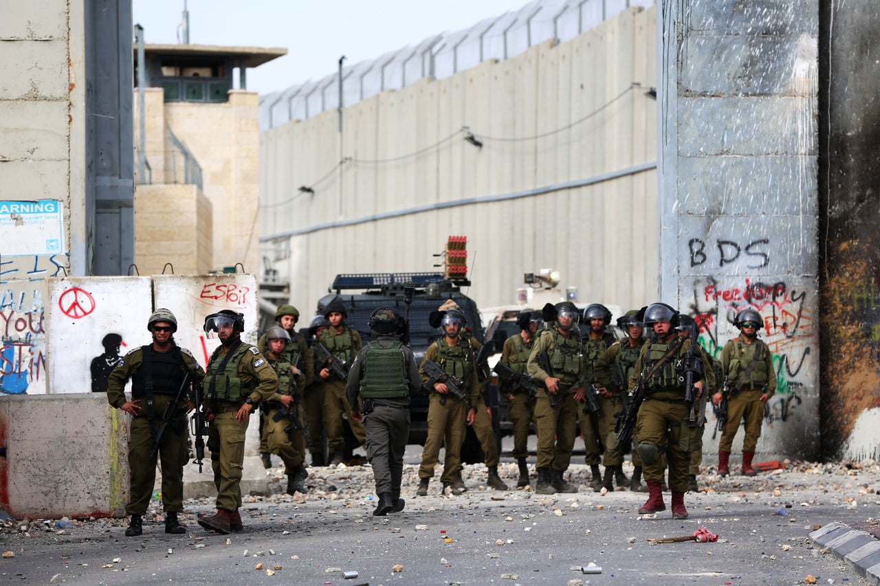 Soldados israelíes, desplegados en uno de los accesos a Belén (Cisjordania).