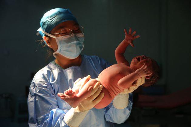 Una enfermera sostiene a un bebé nacido el día de Año Nuevo en el Hospital Zhengzhou...