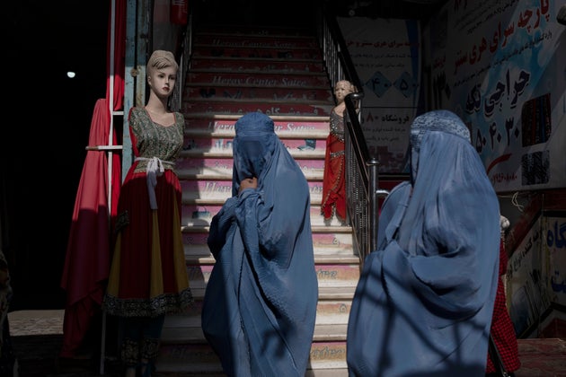 Αφγανές που φορούν μπούρκα...