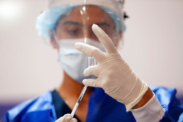 Una enfermera prepara una vacuna