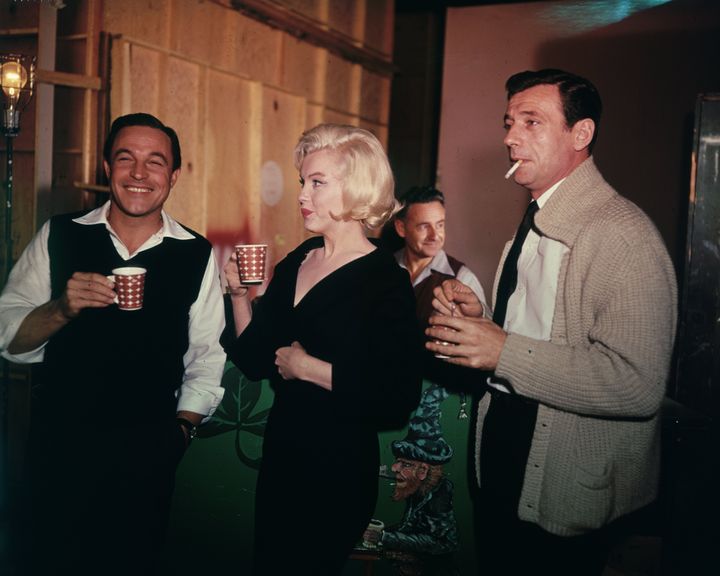 Τζιν Κέλι, Μέριλιν Μονρόε, Ιβ Μοντάν, σε διάλειμμα από τα γυρίσματα της ταινίας του Τζορτζ Κιούκορ «Έλα ν' αγαπηθούμε», 1960. (Photo by Hulton Archive/Getty Images)