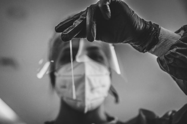 Rapid τεστ για κορονοϊό από στέλεχος του ΕΟΔΥ, Τρίτη 4 Ιανουαρίου 2022. (ΓΙΩΡΓΟΣ ΚΟΝΤΑΡΙΝΗΣ/EUROKINISSI)