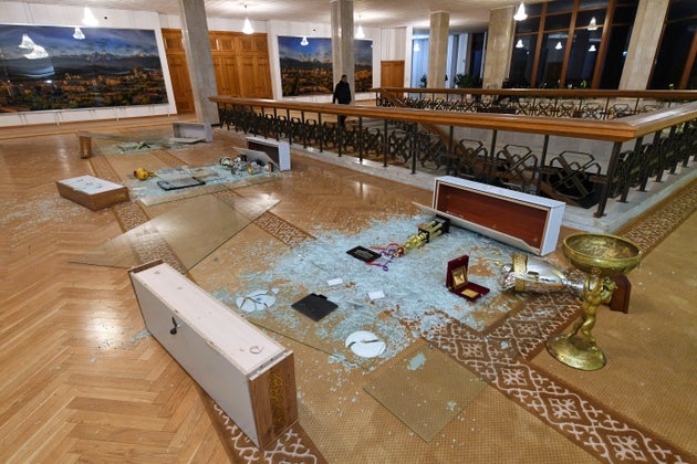 Συντρίμμια στο δάπεδο του δημαρχείου του Αλμάτι μετά την εισβολή από διαδηλωτές κατά τη διάρκεια διαδηλώσεων που προκλήθηκαν από την αύξηση της τιμής των καυσίμων στο  Καζακστάν, 5 Ιανουαρίου 2022. REUTERS/Stringer