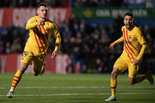 El Barça remonta con sufrimiento y polémica (1-2) al Linares, de 1ª RFEF | El HuffPost