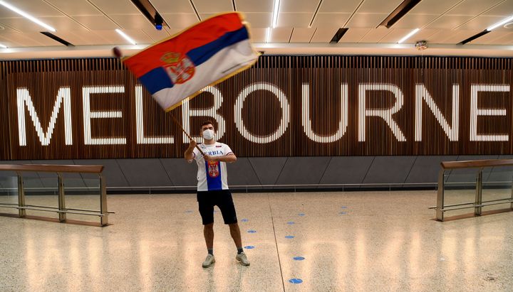 メルボルン空港でセルビアの国旗を持ってジョコビッチ選手の到着を待つファン（2021年1月6日）