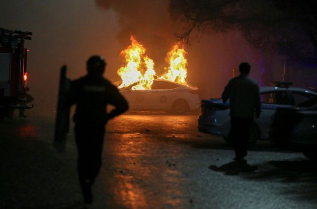 Une voiture de police en feu à Almaty, au Kazakhstan, secoué par des manifestations qui...