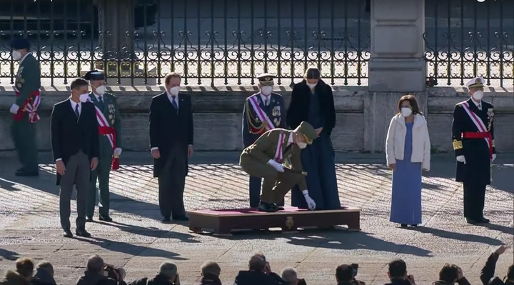 Felipe VI se agacha para recoger el broche de la reina Letizia.