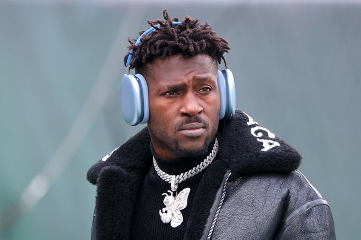 Tampa Bay Buccaneers wide receiver Antonio Brown (81) walks the field prior to the National Football League game between the New York Jets and the Tampa Bay Buccaneers on January 2, 2022 at MetLife Stadium in East Rutherford, NJ.
