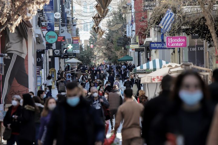 Στιγμιότυπα από το κέντρο της Αθήνας, κόσμος για βόλτα στο Μοναστηράκι και στην οδό Ερμού, Τετάρτη 5 Ιανουαρίου 2022