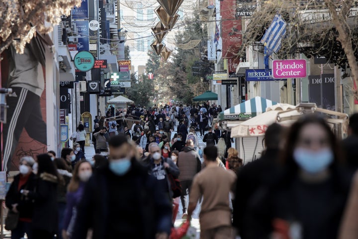 Στιγμιότυπα από το κέντρο της Αθήνας, κόσμος για βόλτα στο Μοναστηράκι και στην οδό Ερμού, Τετάρτη 5 Ιανουαρίου 2022