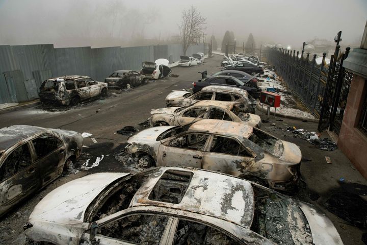 Decenas de coches quemados por las protestas en el país