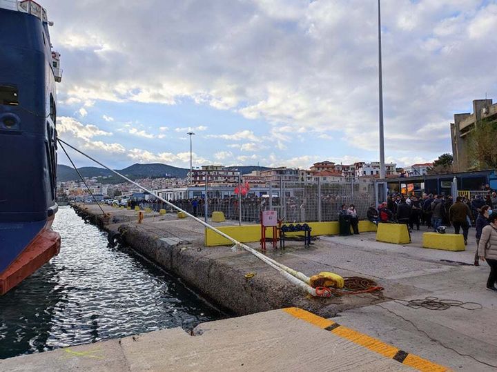 Δεκάδες κάτοικοι της Μυτιλήνης μαζεύτηκαν το μεσημέρι της Πέμπτης στο λιμάνι της Μυτιλήνης, προκειμένου να εμποδίσουν την αποβίβαση του πλοίου «Πελαγίτης».