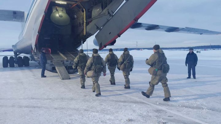 Ρώσοι στρατιωτικοί επιβιβάζονται σε στρατιωτικό αεροσκάφος με κατεύθυνση προς το Καζακστάν, σε ένα αεροδρόμιο έξω από τη Μόσχα, Ρωσία, στις 6 Ιανουαρίου 2022, σε αυτή τη στατική εικόνα που λαμβάνεται από βίντεο. Ρώσοι αλεξιπτωτιστές έχουν αναπτυχθεί στο Καζακστάν ως μέρος μιας ειρηνευτικής δύναμης που περιλαμβάνει στρατεύματα από άλλες τέσσερις πρώην σοβιετικές δημοκρατίες
