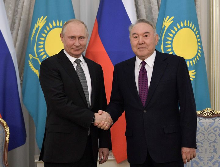 O πρώην πρόεδρος του Καζακστάν, Νουρσουλτάν Nαζαρμπάγεφ (δεξιά) με τον Ρώσο Πρόεδρο, Βλάντιμιρ Πούτιν