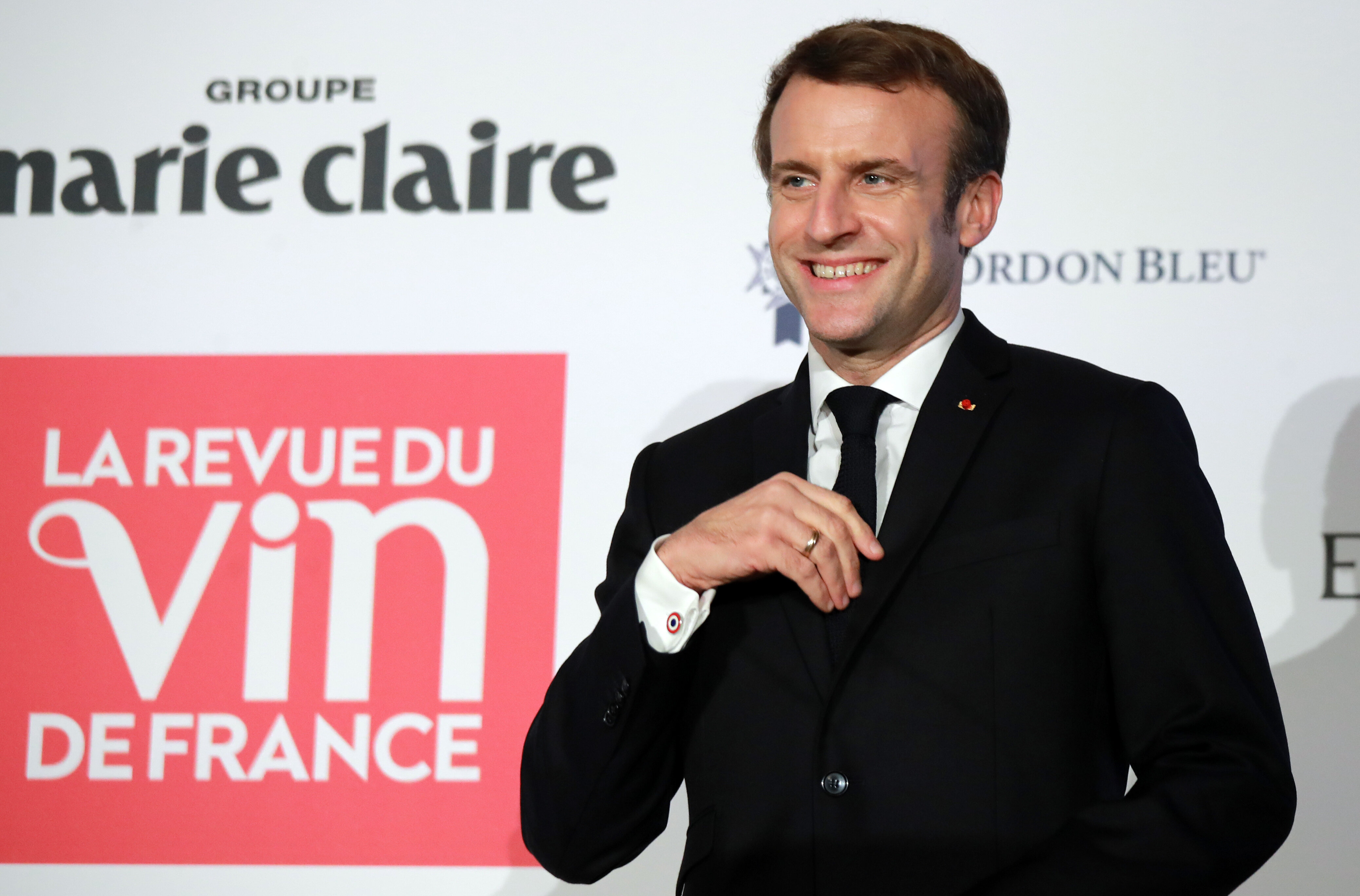 Emmanuel Macron récompensé pour "sa défense du vin français"