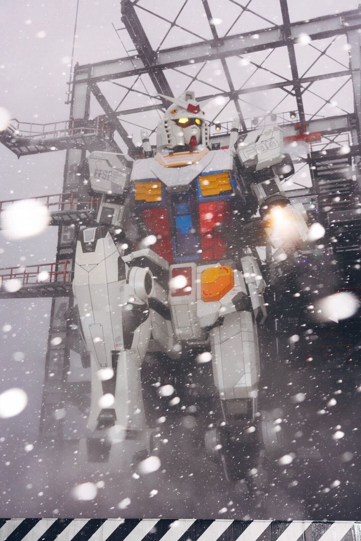 「吹雪の中起動するガンダム クッッソカッコ良かった...」と横田さんがTwitterに投稿した実物大ガンダムの写真