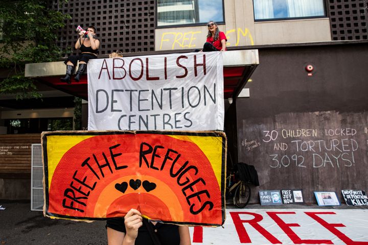 Protesta de activistas por los derechos de los refugiados, reclamando el cierre del hotel, el 6 de enero de 2022.