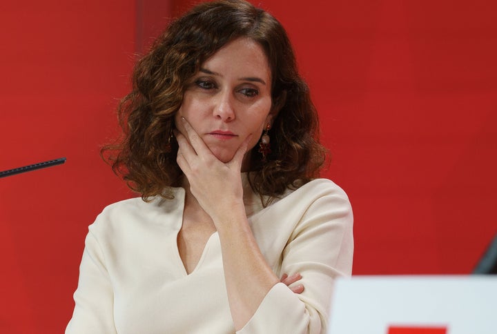 Isabel Díaz Ayuso, presidenta de la Comunidad de Madrid, con la mano en el mentón.