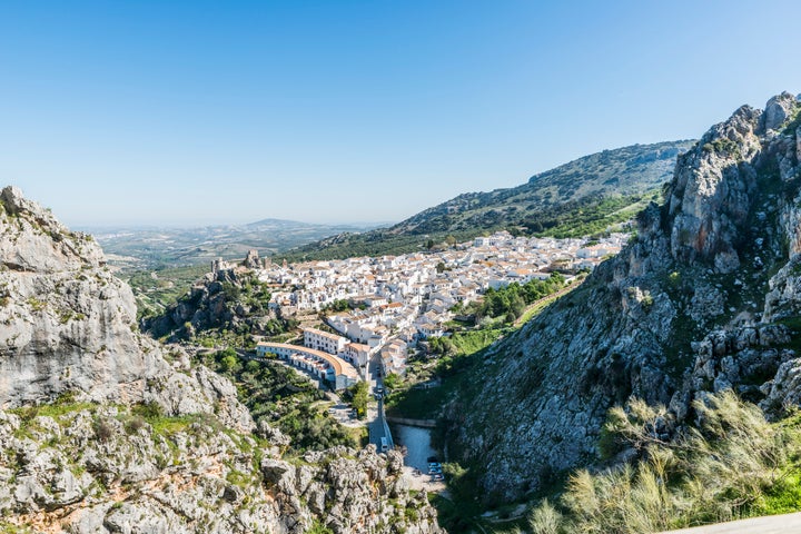 El pueblo de Zuheros, en Córdoba, por donde discurre el Camino Natural del Aceite.