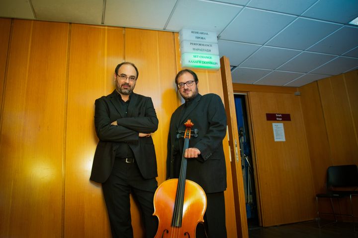 Αριστερά ο τσελίστας Αγγελος Λιακάκης και δεξιά του ο πιανίστας Τίτος Γουβέλης.