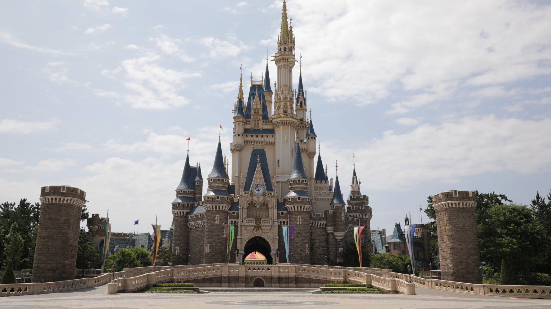 雪に包まれるディズニーランドが幻想的だから見て 美女と野獣のお城が映画の世界そのまんま ハフポスト アートとカルチャー 雪に包まれるディズニーランドが幻想的だから見て 美女と野獣のお城が映画の世界そのまんま ハフポスト アートとカルチャー