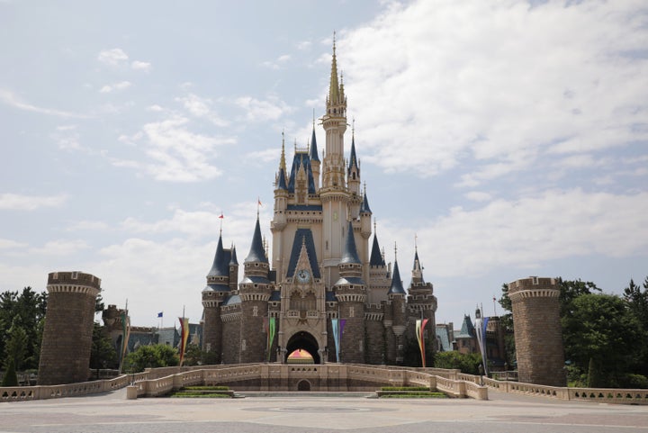 雪に包まれるディズニーランドが幻想的だから見て 美女と野獣のお城が映画の世界そのまんま ハフポスト アートとカルチャー 雪に包まれるディズニーランドが幻想的だから見て 美女と野獣のお城が映画の世界そのまんま ハフポスト アートとカルチャー