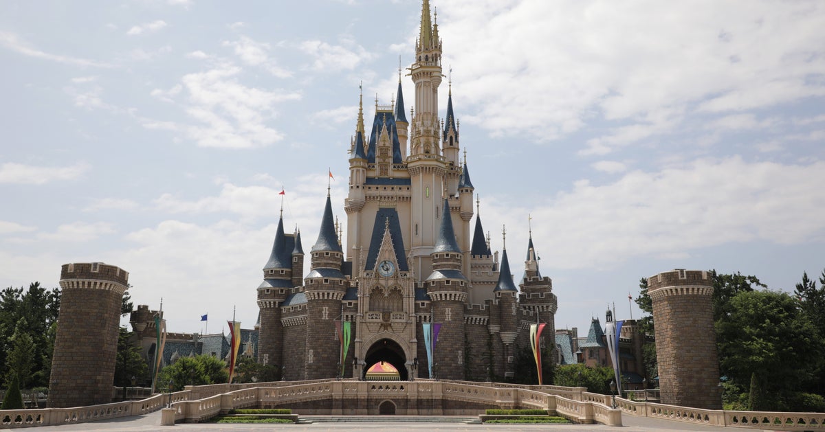 雪に包まれるディズニーランドが幻想的だから見て。美女と野獣のお城が 