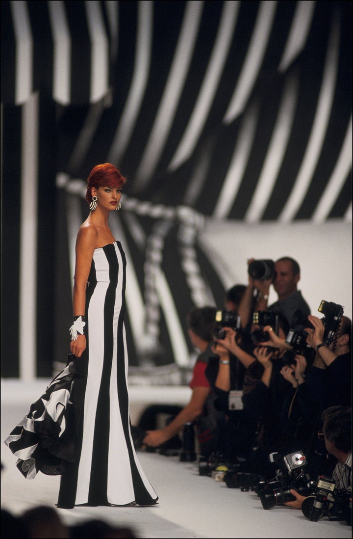 Linda Evangelista sobre la pasarela.