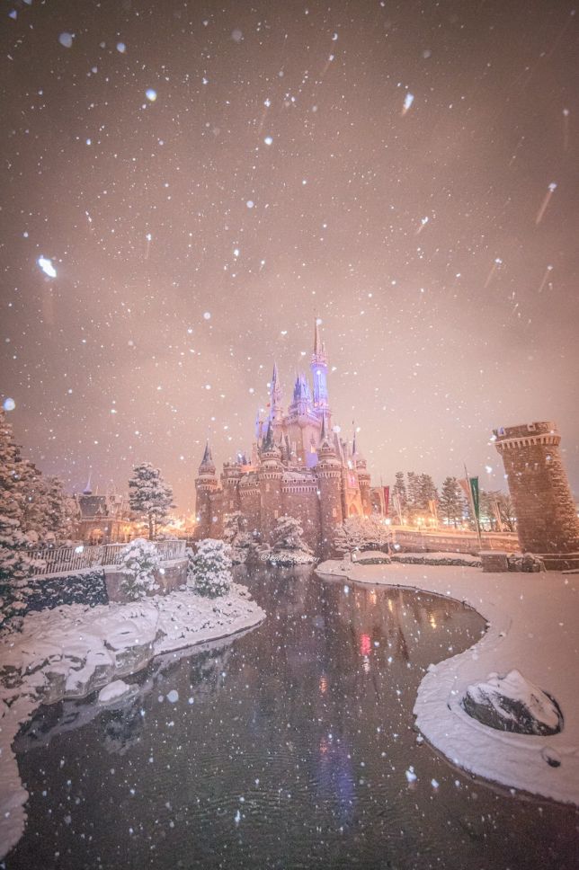 雪に包まれるシンデレラ城