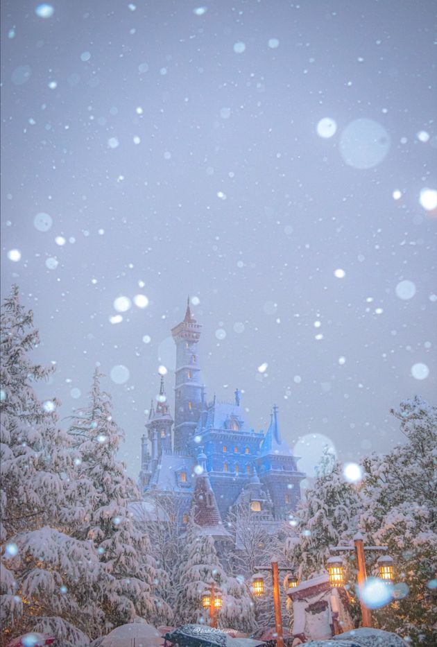 雪化粧する美女と野獣のお城。映画のシーンそっくりな雪景色に