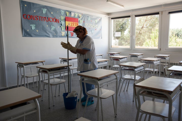Desinfección en las aulas.
