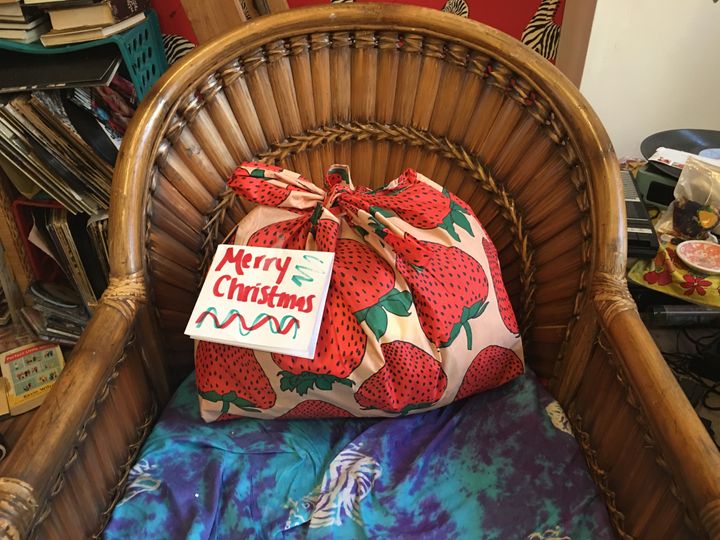 A cute (last-minute) Christmas gift, thanks to strawberry Baggu bag.
