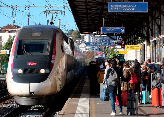 Face à Omicron, la SNCF va supprimer jusqu