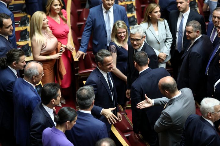 Εδώ ο πρωθυπουργός Κυριάκος Μητσοτακης μεταξύ βουλευτών της ΝΔ λίγα 24ωρα μετά την εκλογή του στις 17 Ιουλίου 2019. Θεωρητικά οι επόμενες κάλπες θα στηθούν το 2023, ωστόσο όλο και περισσότεροι στοιχηματίζουν σε σενάρια πρόωρων εκλογών εντός του 2022.. (AP Photo/Yorgos Karahalis)