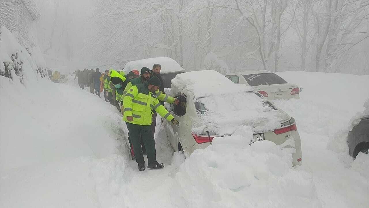 MUREE, PAKISTAN - JANUARY 8: Army and civil rescuers work to rescue tourists stranded after heavy snow storm in Murree, a hill station between Islamabad Pakistan and Azad Jammu and Kashmir (AJK) on January 8, 2022, in Muree, Pakistan. Some 21 tourists have lost their lives over the past two days after their vehicles were trapped due to heavy snowfall in a famous hill station near capital Islamabad. (Photo by Stringer/Anadolu Agency via Getty Images)