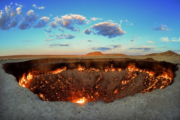 トルクメニスタンの燃え続ける巨大な穴「地獄の門」（2020年撮影）