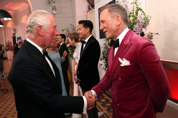 Ο πρίγκιπας Κάρολος της Βρετανίας συζητά με τον ηθοποιό Ντάνιελ Κρεγκ κατά την άφιξή του στην πρεμιέρα της ταινίας της σειράς Τζέιμς Μποντ 'No Time To Die'. Λονδίνο 28 Σεπτεμβρίου 2021. (Chris Jackson/Pool Photo via AP)