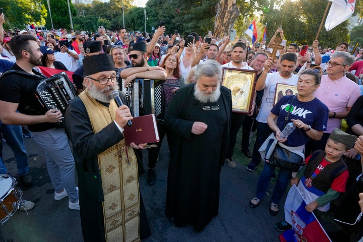 Σέρβοι παπαδες (!) προσεύχονται υπέρ του Νόβακ Τζόκοβιτς μαζί με υποστηρικτές του τενίστα - σουπερ σταρ έξω από το ξενοδοχείο Park Hotel, που χρησιμοποιείται για την κράτηση μεταναστών στην Μελβούρνη. Επειτα από τέσσερις ημέρες κράτησης εκεί, ο Τζόκοβιτς θα πάει αύριο Δευτέρα, 10 Ιανουαρίου, στο δικαστήριο διεκδικώντας την είσοδό του στην Αυστραλία. (AP Photo/Mark Baker)