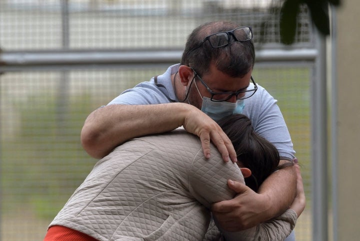 Οι συγγενείς των θυμάτων που έχασαν τη ζωή τους από κατάρρευση τοίχου βράχου πάνω από μηχανοκίνητα σκάφη κάτω από έναν καταρράκτη στο Καπιτώλιο έξω από το Ιατρικό-Νομικό Ινστιτούτο στο Passos, στην πολιτεία Minas Gerais, Βραζιλία, 9 Ιανουαρίου 2022. REUTERS/Washington Alves