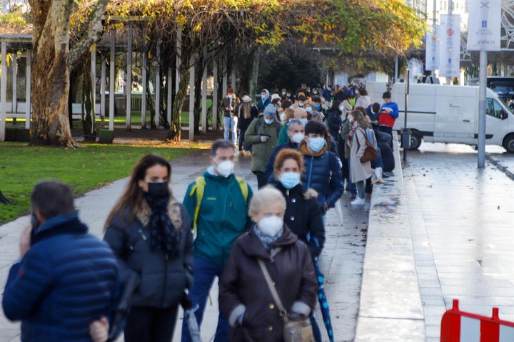 Varias personas hacen cola para hacerse una PCR, en Vigo, el 23 de diciembre.