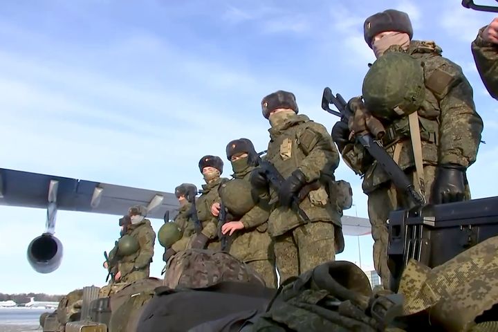  Ρώσοι στρατιώτες ετοιμάζονται για το Καζακστάν όπου θα ενισχύσουν τον Οργανισμό της Συνθήκης Συλλογικής Ασφαλείας