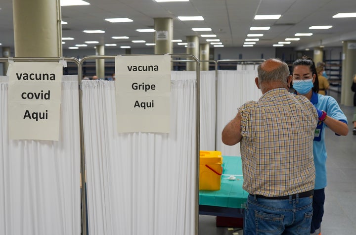 Un punto de vacunación de gripe y covid en Sevilla, en una foto de archivo.