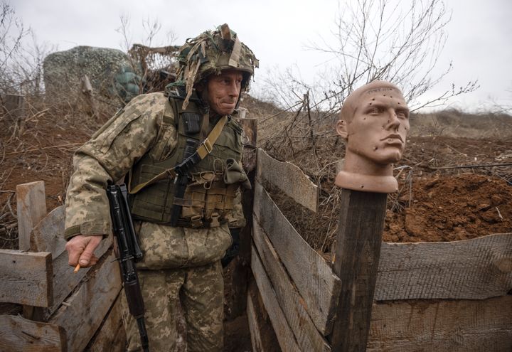 Un soldado ucraniano, en una trinchera en la línea de separación con los prorrusos de Donetsk, el pasado 9 de enero. 
