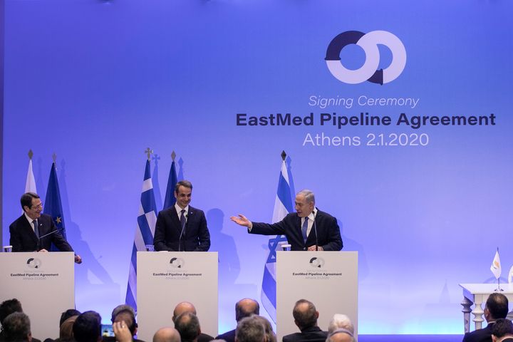 O τότε πρωθυπουργός του Ισραήλ Μπενιαμίν Νετανιάχου, δίπλα στον Κυριάκο Μητσοτάκη και στον Πρόεδρο της Κυπριακής Δημοκρατίας Νίκο Αναστασιάδη, κατά την ανακοίνωση υπογραφής της συμφωνίας για τον αγωγό φυσικού αερίου Eastmed. Ο αγωγός σχεδιάστηκε για να μεταφέρει αέριο από υποθαλάσσια κοιτάσματα της ανατολικής Μεσογείου στην Ευρώπη μέσω της Ελλάδας. Αθήνα 2 Ιανουαρίου 2020. (AP Photo/Yorgos Karahalis)