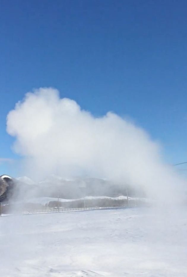 雪原にお湯をかけ、一瞬でできた雲