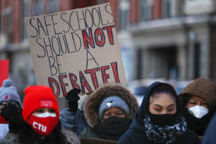 Δάσκαλοι και καθηγητές στο Σικάγο ζητούν τα σχολεία να παραμείνουν κλειστά λόγω της δραματικής αύξησης των κρουσμάτων (10/12/2021) 
